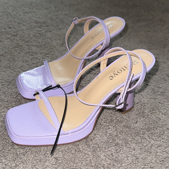 NWOT women’s heel sandal - Picture 2 of 4